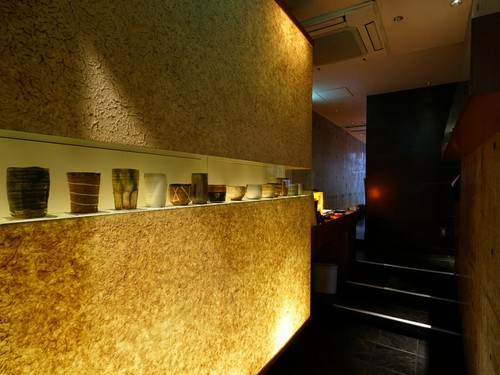 芸術的な陶器が並んだ高級感漂うエントランス