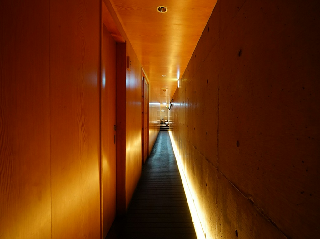 大人の隠れ家に続く細い通路が期待を高める