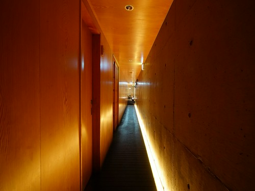 大人の隠れ家に続く細い通路が期待を高める