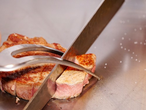 しっかりとした焼成で提供。鉄板から漂う香りが食欲をそそる