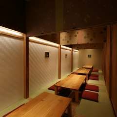 最大24名までの集まりに使える、和の趣きある個室を完備