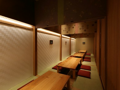 最大24名までの集まりに使える、和の趣きある個室を完備