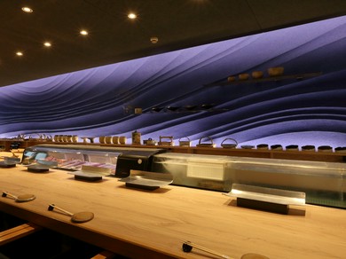 臨場感溢れる人気のカウンター席で大切な方と鮨を楽しむ！