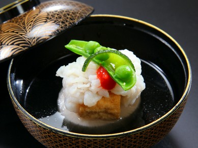 季節ごとに変わる日本酒で四季折々のお料理と共に楽しむ