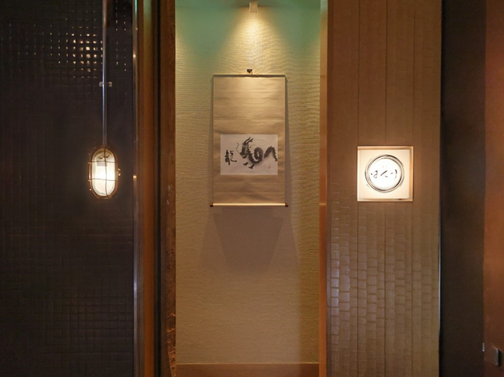 大通りを少し入ったところに静かに佇む和のお店