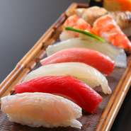 寿司には、全国の港で活躍する漁師から直送される天然の旬魚を使用。自社田園でつくる滋賀県有機米コシヒカリ、日本晴れを調合したオリジナルのシャリでお召し上がりいただきます。