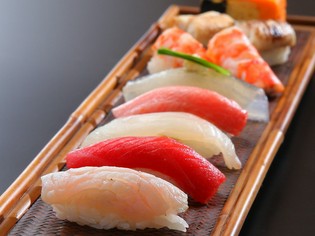全国各地の漁師から直送で届く旬魚を使った『寿司』