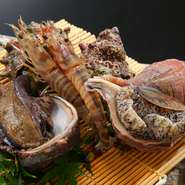 質と鮮度にこだわり、厳選した黒鮑やのどぐろ