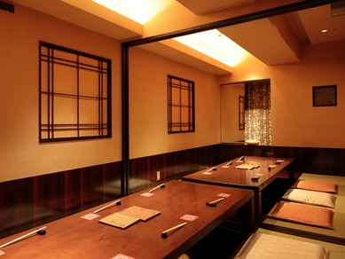 木の温もりが心地良い、掘りごたつの個室を完備