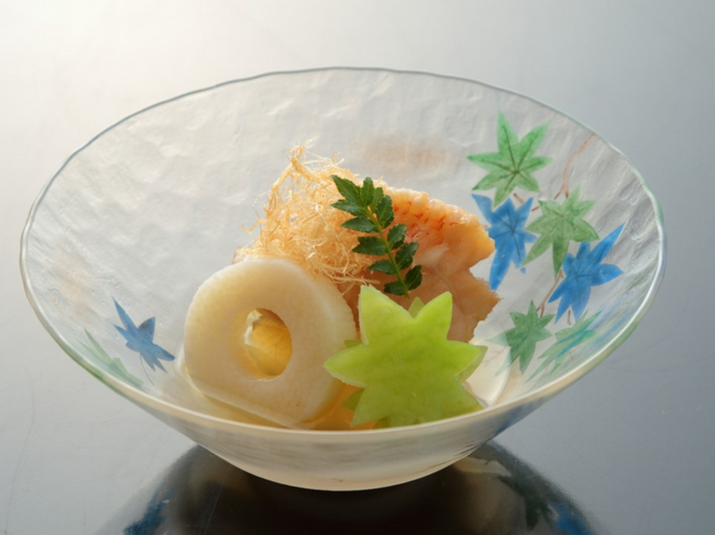 コースを彩る季節の一品『煮物　きんき揚煮』