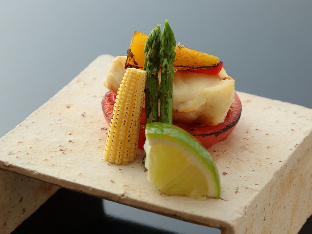 香ばしく焼き上げた『焼物　鱸　洋菜焼き（季節限定）』