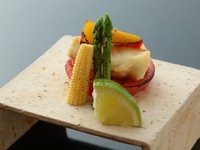 香ばしく焼き上げた『焼物　鱸　洋菜焼き（季節限定）』