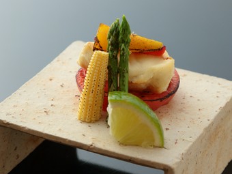 香ばしく焼き上げた『焼物　鱸　洋菜焼き（季節限定）』