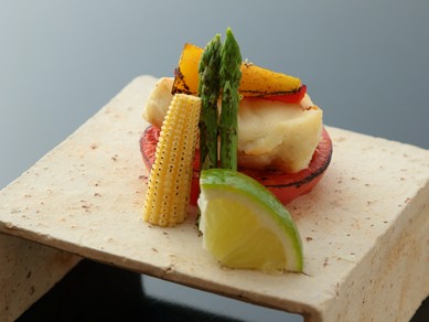 香ばしく焼き上げた『焼物　鱸　洋菜焼き（季節限定）』