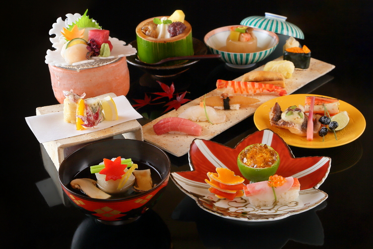 源氏 享用時令食材。懷石料理包括時令油炸食品和六塊優質壽司。