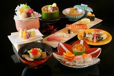 季節の料理10品（寿司7貫）がお愉しみいただける懐石です。接待・会食におすすめです。