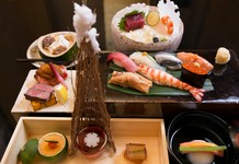 季節の料理10品（寿司7貫）がお愉しみいただける懐石です。接待・会食におすすめです