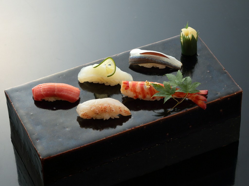 新鮮なネタを選りすぐり、職人技で仕上げる『特選にぎり』