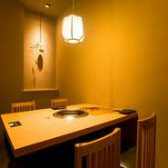 都会の喧噪を離れ穏やかな気分にさせてくれる、和の趣漂う個室。大小7室あり、間仕切りを外してつなげることで、最大20名までで利用ができます。くつろぎの空間で味わう上質な焼肉。至福のひとときを満喫できます。