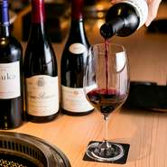 ワインはマネージャー兼ソムリエ・柴田宏史氏が厳選。コスパのよいものから希少な銘柄まで、インポーターからの情報を元に豊富なラインナップを取り揃えています。入手困難な超有名生産者のワインを愉しめることも。