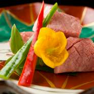 タンの希少部位を使用。美味しく味わうため、匠の技で丁寧にカットされています。厚切りならではの歯ごたえがたまりません。広島産の藻塩・契約農家のレモン・伊豆天城の真妻わさびで。