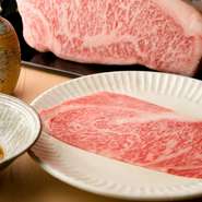 確かな目利きで厳選したサーロインを網焼きで仕上げ、自家製割り下と卵黄を絡めていただきます。和牛の風味と食感を堪能。