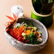 お寿司屋さん定番のばくだんをお肉屋さんのスタイルで！　和牛・海鮮・納豆・奈良漬けのコンビネーション。