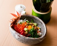 お寿司屋さん定番のばくだんをお肉屋さんのスタイルで! 和牛・海鮮・納豆・奈良漬けのコンビネーション。