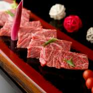 当店人気ナンバーワン。目利きにこだわり抜いた当店のハラミは黒毛和牛の生のみを使用。柔らかさと肉汁豊かな旨味をご堪能ください。強火で焼きハラミの濃厚な旨味を閉じ込めてお召し上がりいただきます。