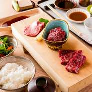 特選肉3種（上タン・和牛ハラミ・赤身肉） ・サラダ ・漬物 ・和え物 ・ご飯 ・みそ汁