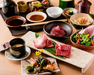 肉5種、全15品コース。
接待や顔合わせなどにどうぞ。