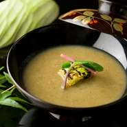 旬の野菜を和風スープ仕立てで供する『本日の野菜のすり流し』