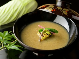旬の野菜を和風スープ仕立てで供する『本日の野菜のすり流し』