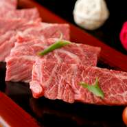 確かな目利きで厳選した黒毛和牛を仕入れ、日本料理の職人の手で丁寧にカットしています。特にA5ランクのハラミは、味はもちろん柔らかさや美味しさ、サシの入り方まで全てが絶妙。質とレベルが違います。