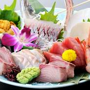 魚河岸直送ならではの新鮮な魚介を、刺し身はもちろん、焼き物、煮物、揚物…あらゆるメニューでお楽しみください。