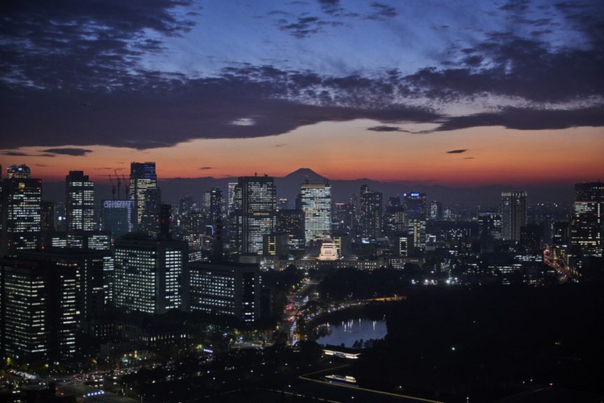 東京駅・丸ビル35階、大きく取られた窓から都内を一望