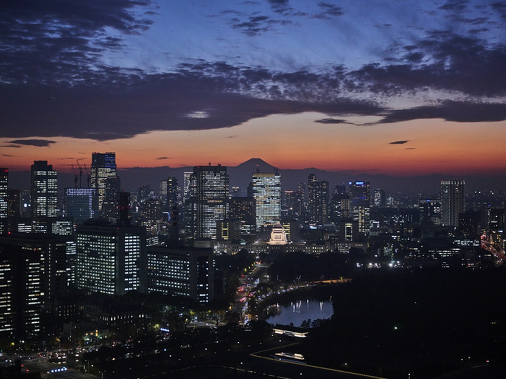 東京駅・丸ビル35階、大きく取られた窓から都内を一望
