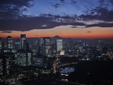 東京駅・丸ビル35階、大きく取られた窓から都内を一望