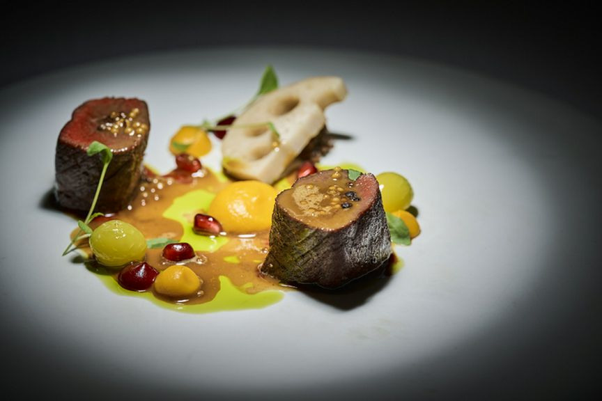 気軽に楽しむディナーコース。前菜、肉料理など全7品。大きな窓から丸ビル35階のナイトクルージング