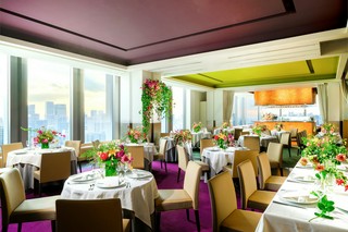 自然光たっぷりの開放感あるダイニング