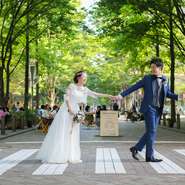 誰もがご存知の東京駅前の丸ビル35階のレストランは、新幹線や飛行機をご利用の遠方ゲストも安心の立地。

結婚式当日に憧れの丸の内ロケーション撮影が叶う！
東京駅赤レンガ駅舎や丸の内の並木道は絶好のフォトスポットに。
