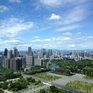 地上153mからは皇居、日本武道館、新宿の高層ビル群、東京タワー、レインボーブリッジにお台場まで。晴れた日には富士山と東京随一の眺望が楽しめ、夜は宝石のような夜景の大パノラマが記憶に残るウエディングに！