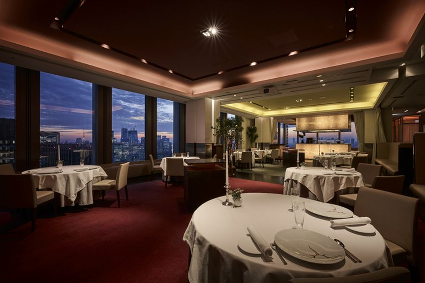 メインダイニングの夜景はお台場から東京タワーまで望めます