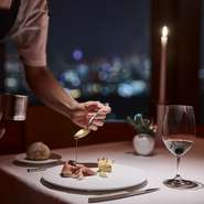 デート向けの窓側のテーブルや、ビジネスシーンに利用できる個室もあり。丸ビルの35階というロケーションは、非日常的なひとときをゲストに与えてくれます。