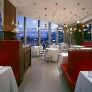 正統派フランス料理を囲んで優雅に食事会。4人以上で利用可能な期間限定の『忘新年会プラン』など、シーズンごとにさまざまなプランを用意。大人数でのパーティーにも信頼できます。