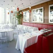 “伝統あるフランス料理を、人びとに身近に感じてほしい。”その想いから誕生したブラッスリー。ボキューズ氏の食への想いは、鈴木料理長をはじめとする多くの料理人たちに受け継がれています。