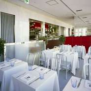 赤を基調としたスタイリッシュな空間デザインは、都会の洗練された雰囲気も感じられます。店内は全90席、カウンターも8席完備。東京駅直結ということもあり、多くの人びとのライフスタイルに合致します。