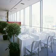 一面ガラス張りの店内。昼は開放的で明るい雰囲気に包まれ、夜は夜景を楽しみながら食事を満喫。料理人たちの姿を間近で見られるオープンキッチンも、活気ある本場フランスのブラッスリーの印象を醸し出しています。