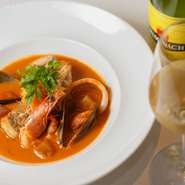 提供するワインはすべてフランス産。蔵元まで直接足を運び、低価格で状態の良いワインを仕入れています。毎月行われるイベント「Bocuseワイン会」はすぐに予約がいっぱいになってしまうほどの人気企画です。