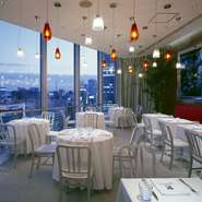 友人のバースデーにもぴったりのアニバーサリープランを用意。乾杯ロゼスパークリング付きで、デコレーションケーキの注文も可能。2日前までの要予約となります。